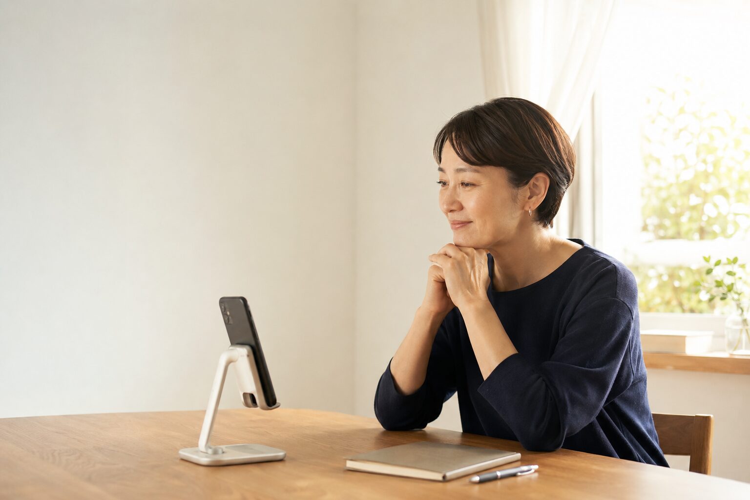 未来の自分へ向けて動画を撮影する女性